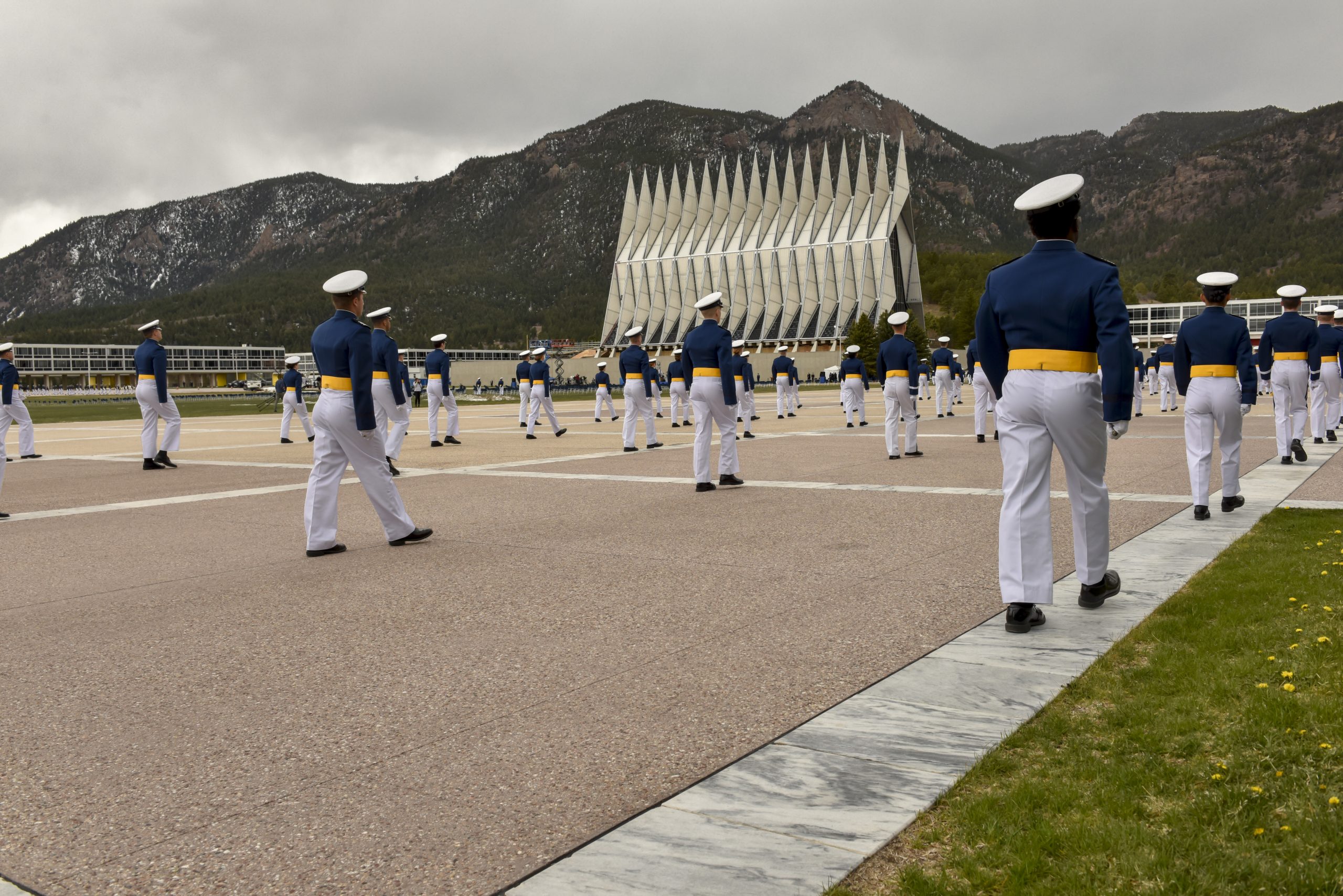Air Force Academy gridder collapses and dies en route to class