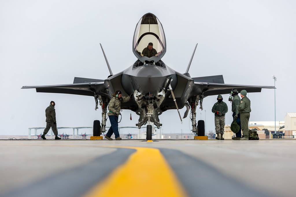 Senate Panel Wants the Services to Manage F-35 Sustainment, Not the JPO