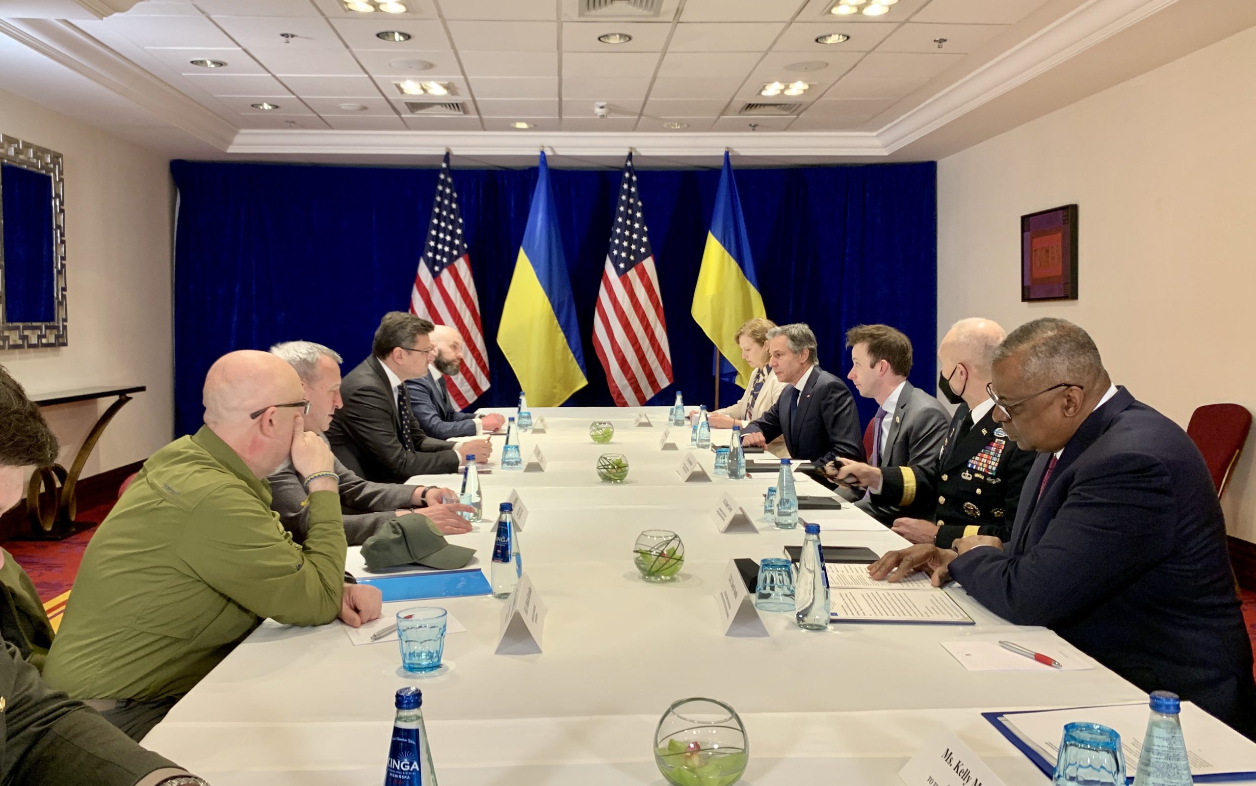 US, Ukrainian leaders Meet in Warsaw as Russia Ramps Up Air Attacks on Ukraine