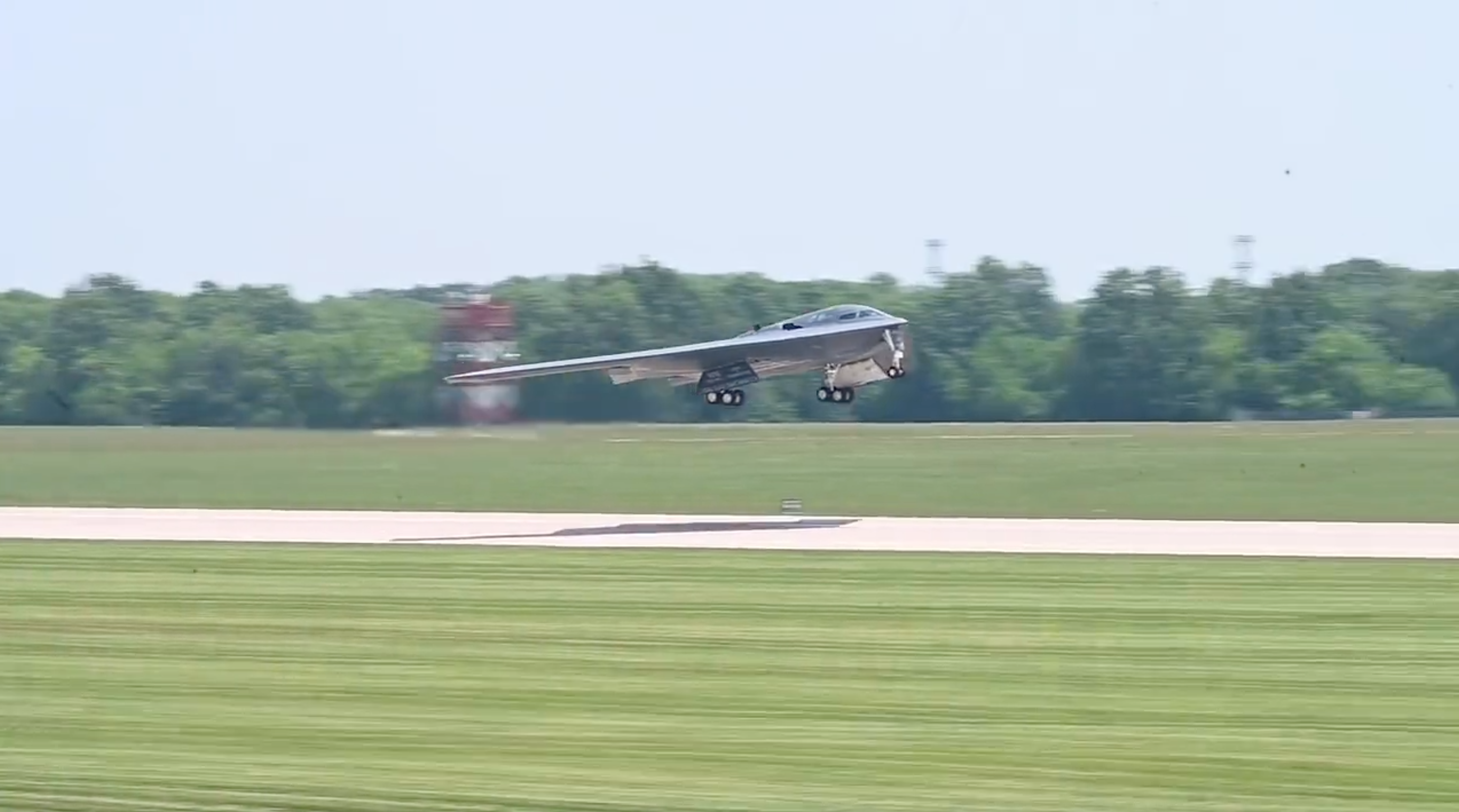 VIDEO: B-2 Flies for the First Time in Months After Safety Pause