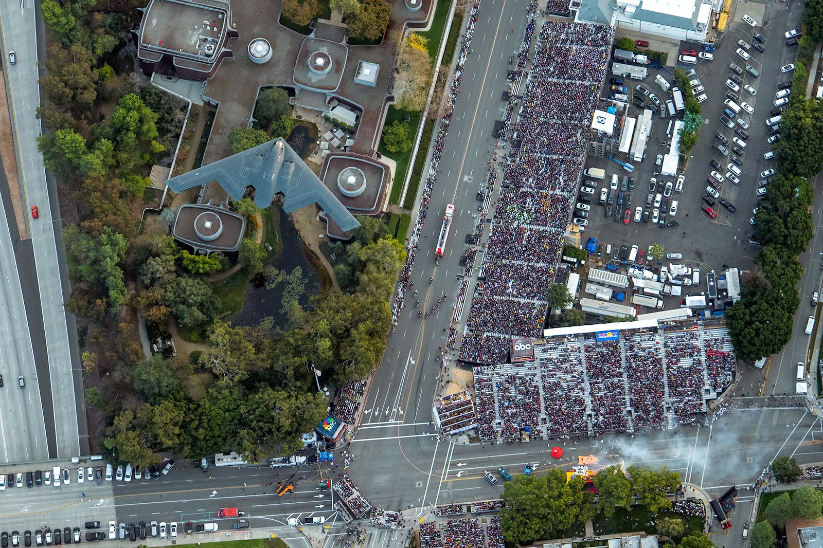 PHOTOS How an Aerial Photographer Snapped the B2 Flying Over the Rose